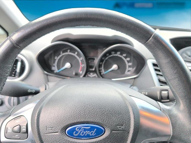 Gebraucht Ford Fiesta Trend 82 PS (60 kW) 2017 Weiß Kleinwagen