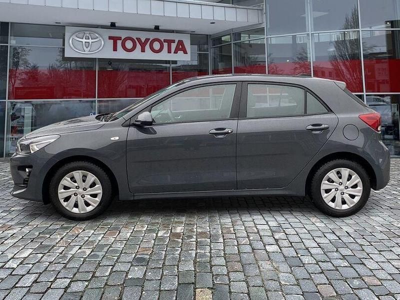 Gebraucht Kia Rio Vision 84 PS (61 kW) 2023 (prg) perennial grey m (metallic) Limousine