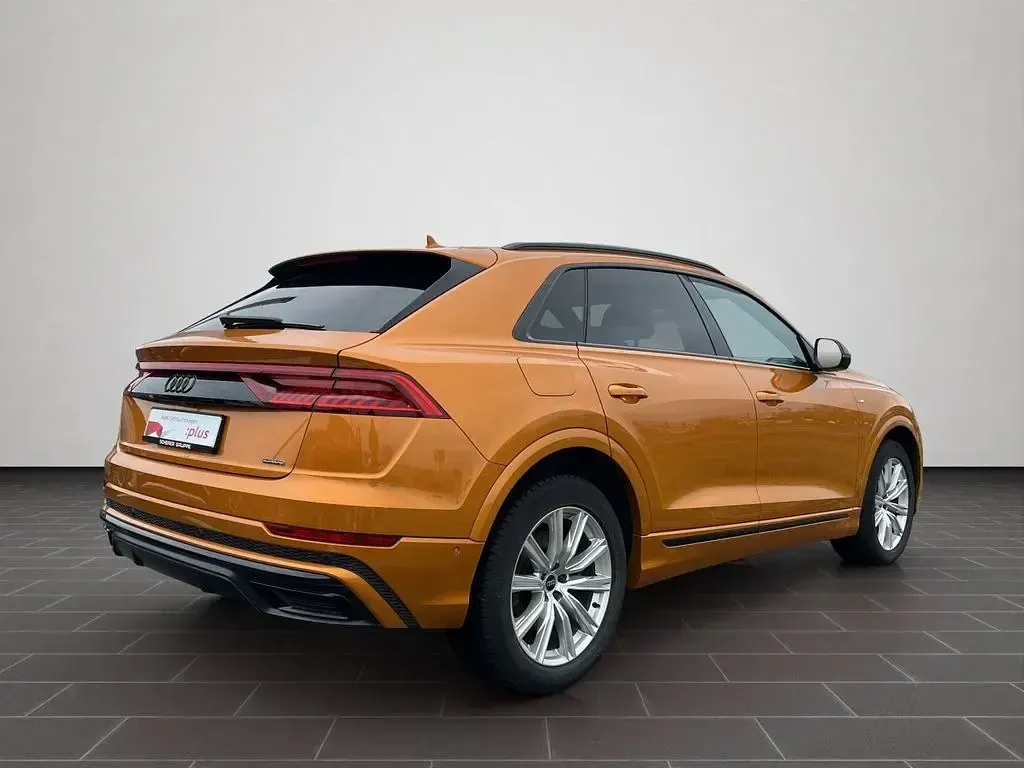 Używany Audi Q8 S-Line 381 KM (280 kW) 2022 Pomarańczowy SUV