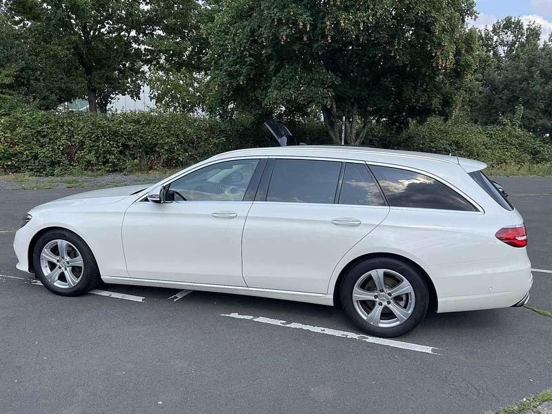 Gebraucht 2017 Mercedes E220 Avantgarde Kombi | 21.590 € (Teuer) - Bild 1/4