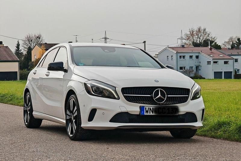 Weiß Gebraucht 2016 Mercedes A180 Urban Limousine | 11.950 € (Guter Preis) - Bild 1/4