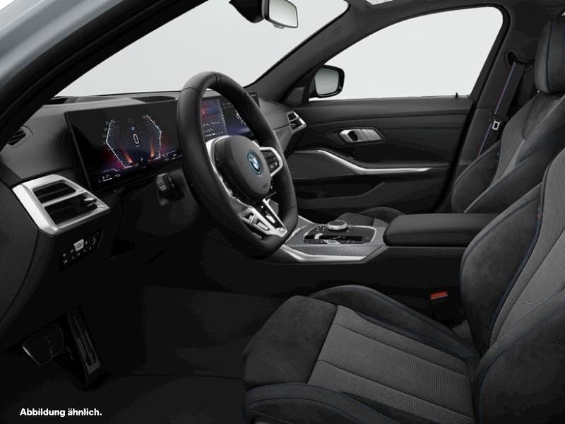 Grau Gebraucht 2024 BMW 330e Kombi | 55.192 € - Bild 1/2