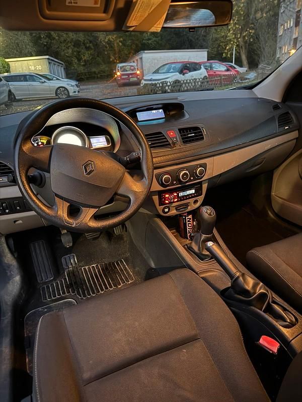 Gebraucht Renault Mégane 110 PS (80 kW) 2011 Weiß Limousine