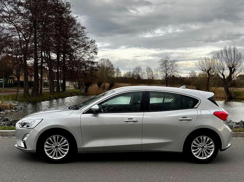 Gebraucht Ford Focus Titanium 125 PS (91 kW) 2019 Silber Limousine