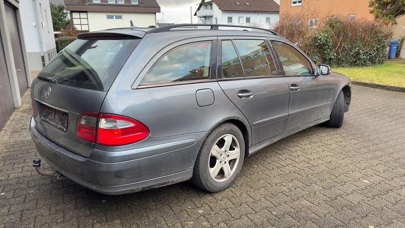 Gebraucht Mercedes E220 170 PS (125 kW) 2006 Grau Kombi