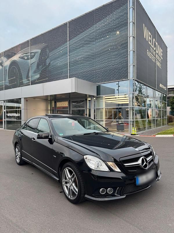Schwarz Gebraucht 2009 Mercedes E200 AMG line Limousine | 18.650 € - Bild 1/4