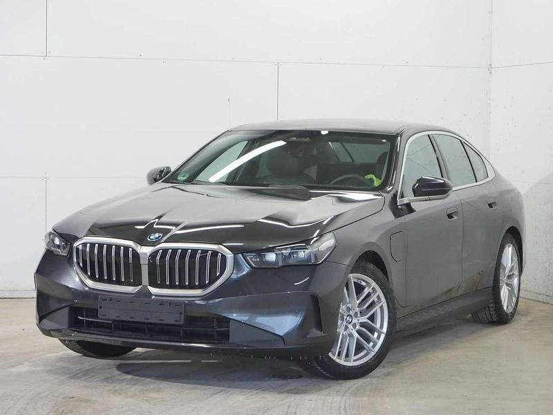 Gebraucht BMW 530e 299 PS (219 kW) 2024 Sophistograu brillanteffekt Limousine