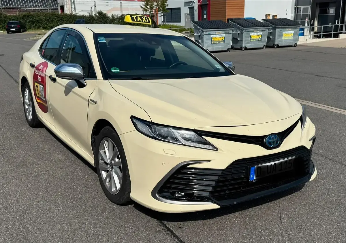 Gebraucht Toyota Camry 131 PS (96 kW) 2022 Weiß Limousine
