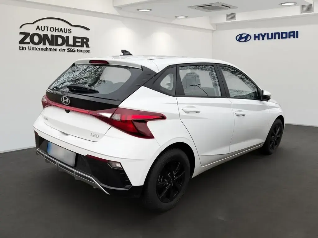 Gebraucht Hyundai i20 Select 101 PS (74 kW) 2025 Sol (weiss Kleinwagen