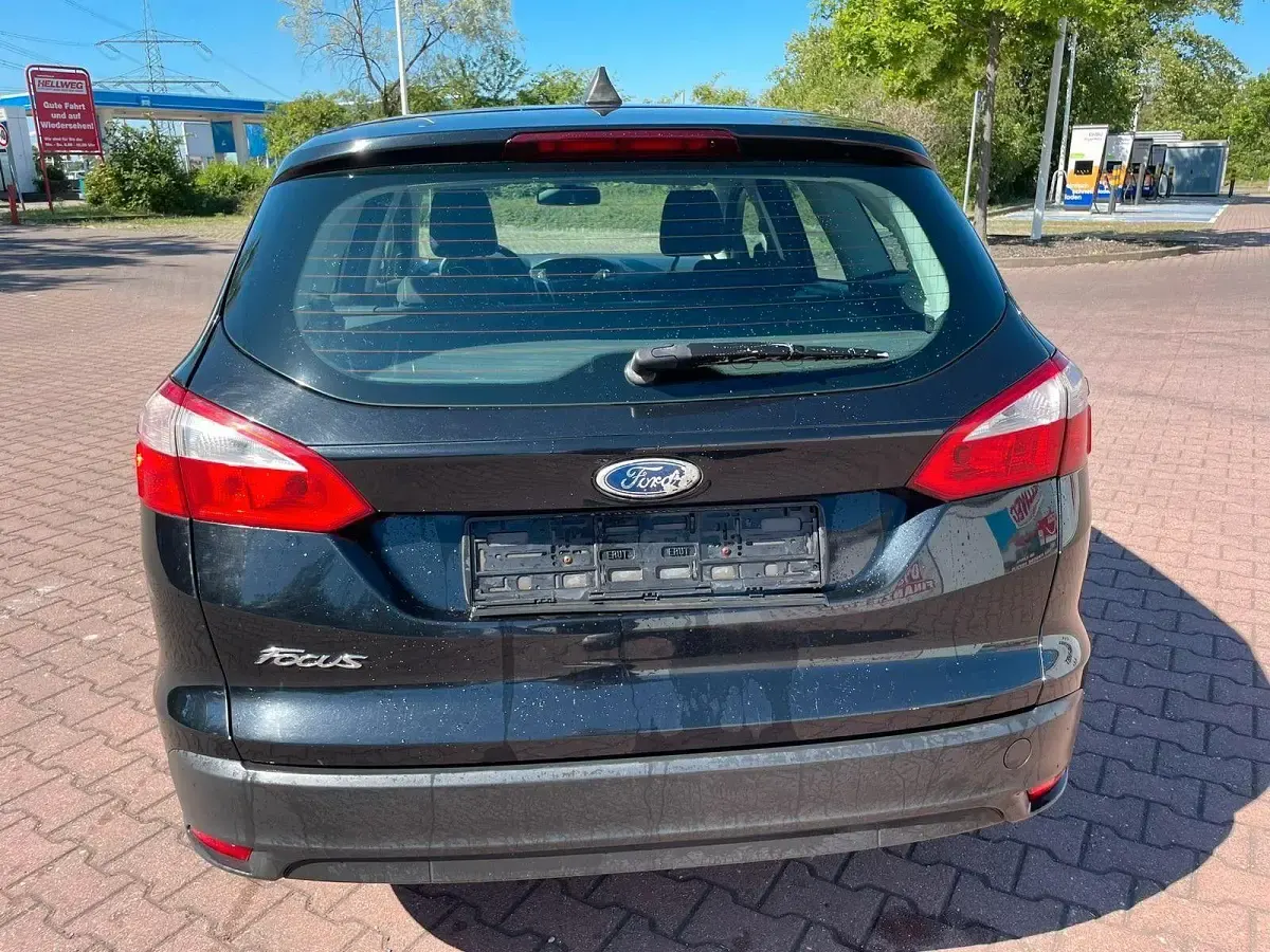 Gebraucht Ford Focus Trend 125 PS (91 kW) 2012 Schwarz Limousine