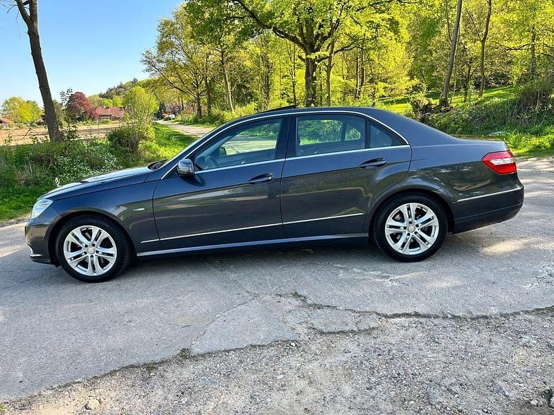 Grau Gebraucht 2010 Mercedes E350 Elegance Limousine | 9.800 € (Fairer Preis) - Bild 1/4