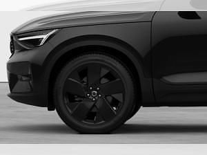Neu Volvo XC40 Plus 163 PS (119 kW) 2026 Schwarz (onyx black / metallic) SUV
