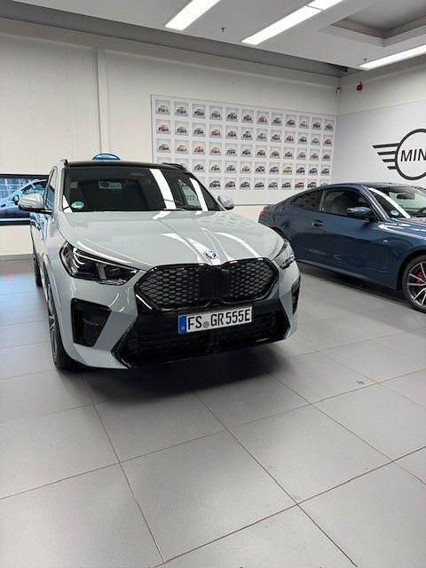 Grau Gebraucht 2024 BMW iX2 M Sport SUV | 49.900 € (Guter Preis) - Bild 1/4