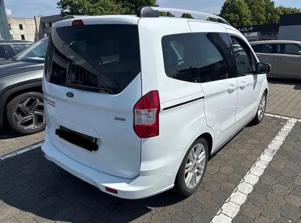 Gebraucht Ford Tourneo Courier Titanium 101 PS (74 kW) 2015 Weiß Van / Kleinbus