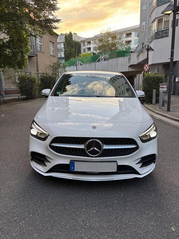 Weiß Gebraucht 2020 Mercedes B200 AMG Van / Kleinbus | 24.240 € (Fairer Preis) - Bild 1/4