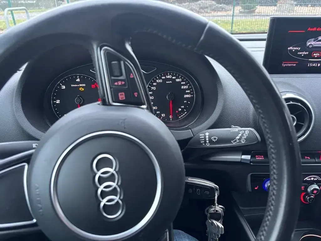 Używany Audi A3 Attraction 184 KM (135 kW) 2014 Czerwony Sedan/Limuzyna