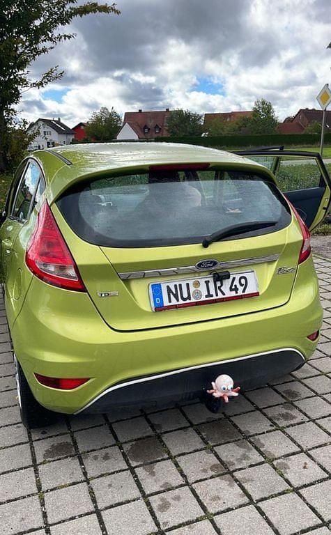Gebraucht Ford Fiesta Ambiente 75 PS (55 kW) 2010 Grün Kleinwagen