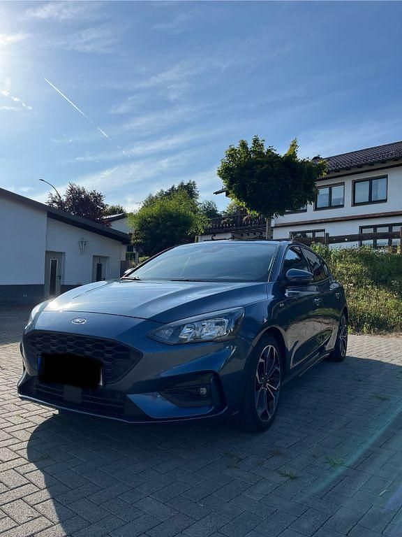 Blau Gebraucht 2020 Ford Focus ST-Line Limousine | 16.750 € (Fairer Preis) - Bild 1/4
