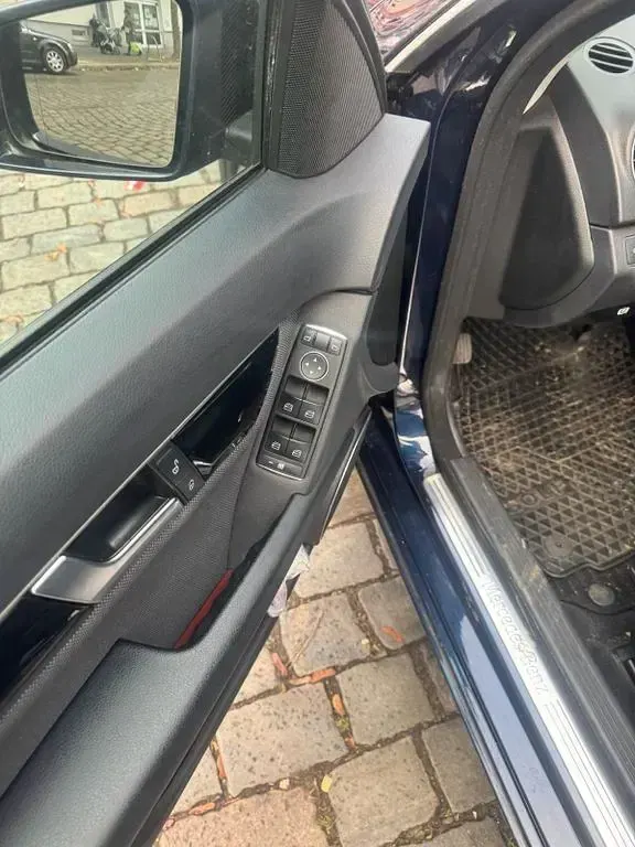 Gebraucht Mercedes C200 Avantgarde 136 PS (100 kW) 2012 Schwarz Limousine