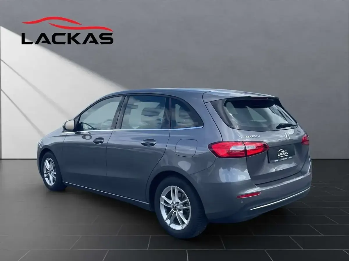 Gebraucht Mercedes B180 116 PS (85 kW) 2019 Mountaingrau  met. Kleinwagen