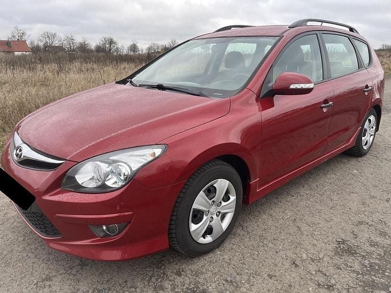 Rot Gebraucht 2011 Hyundai i30 Limousine | 3.650 € (Fairer Preis) - Bild 1/4