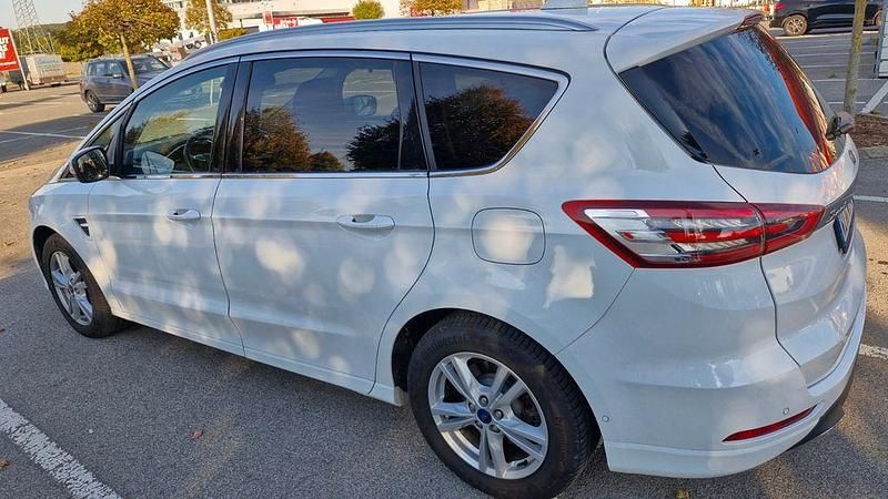 Gebraucht Ford S-MAX Titanium 190 PS (139 kW) 2022 Weiß Van / Kleinbus