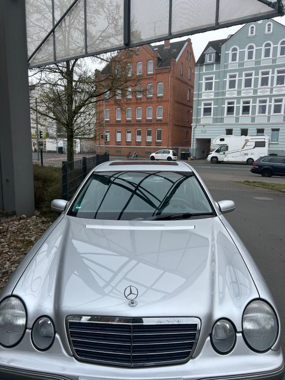 Silber Gebraucht 2000 Mercedes E200 Elegance Limousine | 4.900 € (Fairer Preis) - Bild 1/4
