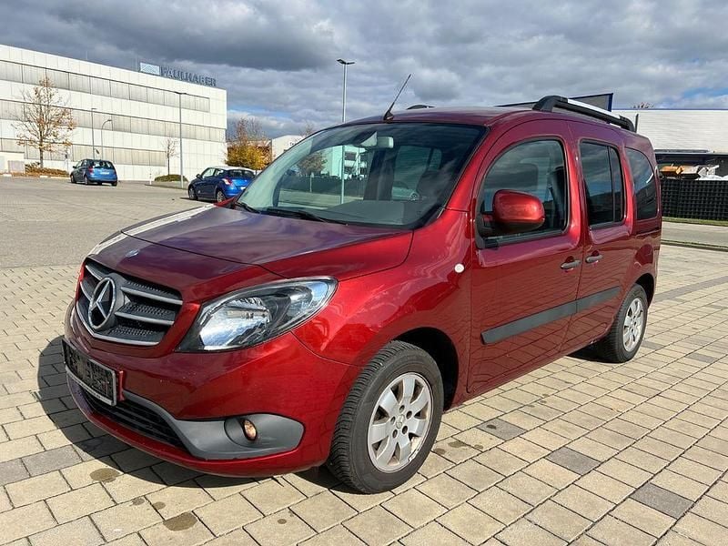 Rot Gebraucht 2017 Mercedes Citan 111 Kombi | 10.890 € (Guter Preis) - Bild 1/4