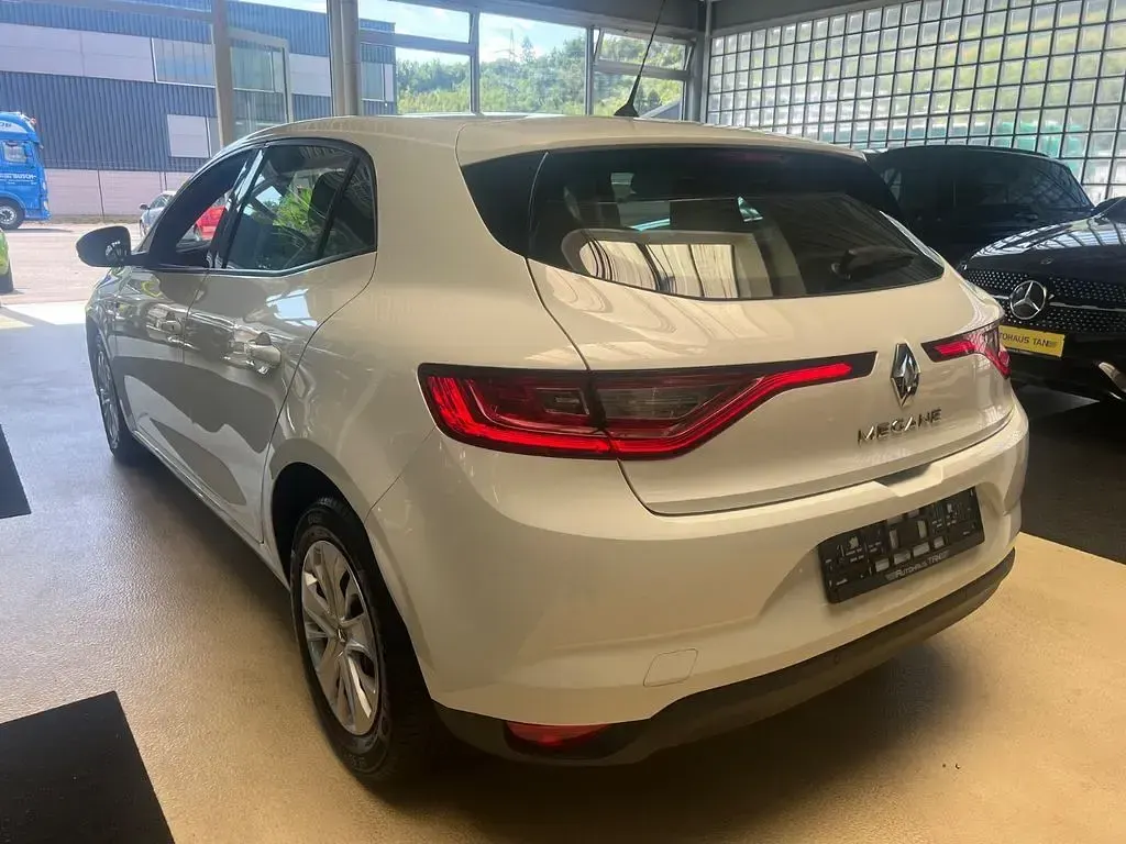 Gebraucht Renault Mégane Life 116 PS (85 kW) 2018 Weiß Limousine