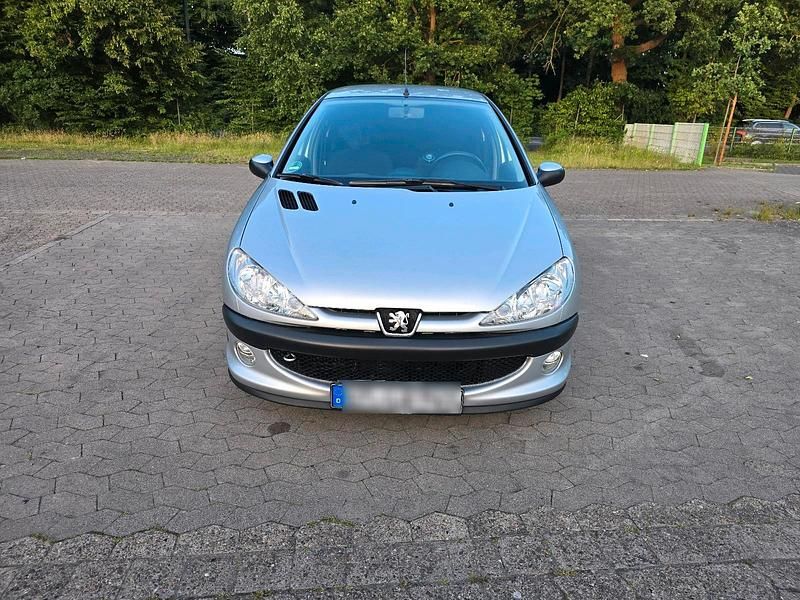 Silber Gebraucht 2005 Peugeot 206 Kleinwagen | 1.222 € (Etwas zu teuer) - Bild 1/4