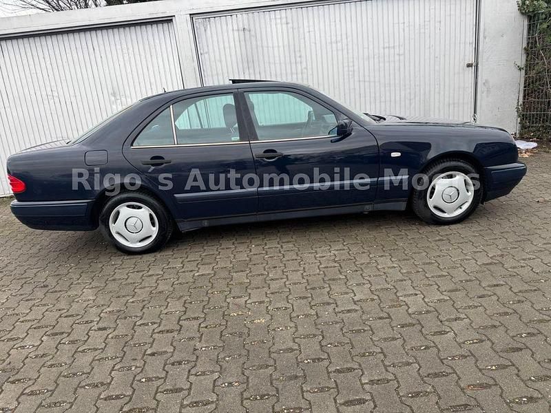 Gebraucht Mercedes E200 136 PS (100 kW) 1997 Blau Limousine