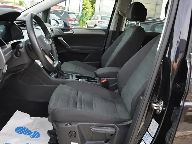 Gebraucht VW Touran Comfortline 150 PS (110 kW) 2023 Schwarz Van / Kleinbus
