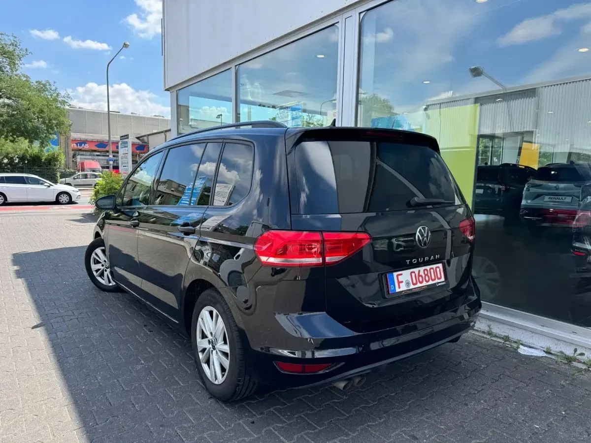 Gebraucht VW Touran Comfortline 150 PS (110 kW) 2023 Schwarz Van / Kleinbus