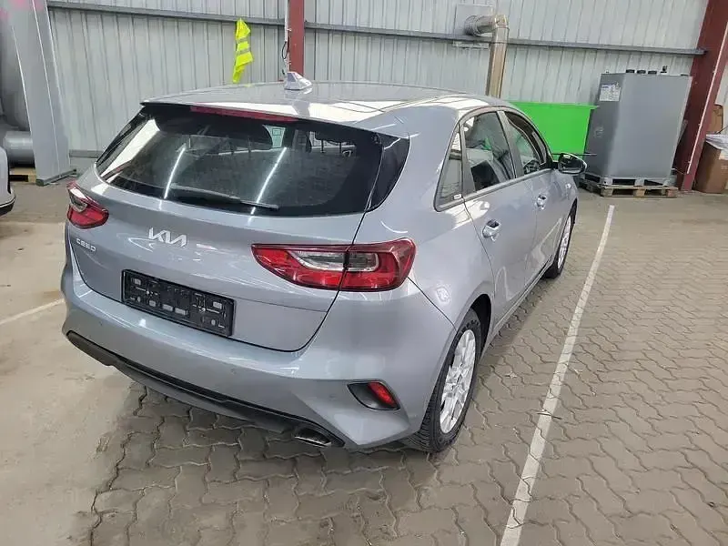 Gebraucht Kia Ceed Edition 7 101 PS (74 kW) 2024 (css) lunarsilber met. Kleinwagen