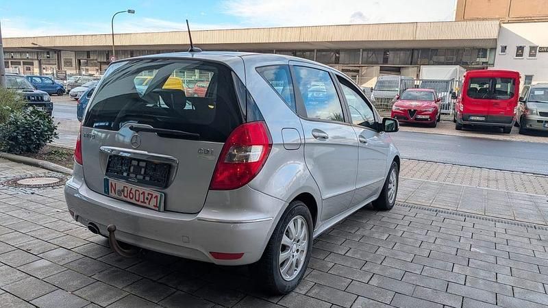 Gebraucht Mercedes A180 Elegance 109 PS (80 kW) 2009 Silber Van / Kleinbus