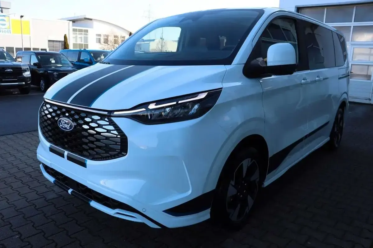 Neu Ford Tourneo Titanium X 210 kW (286 PS) 2026 Frozen white Van / Kleinbus