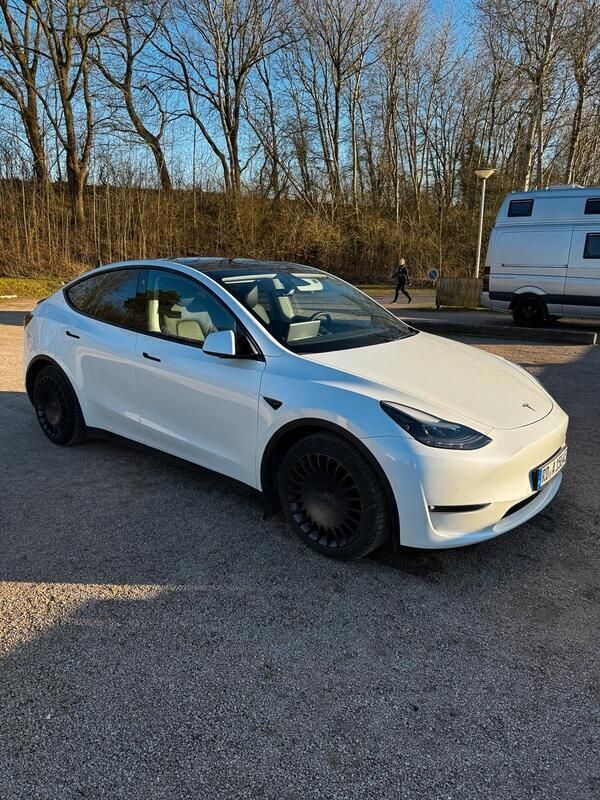 Weiß Gebraucht 2022 Tesla Model Y Performance SUV | 36.250 € (Teuer) - Bild 1/4