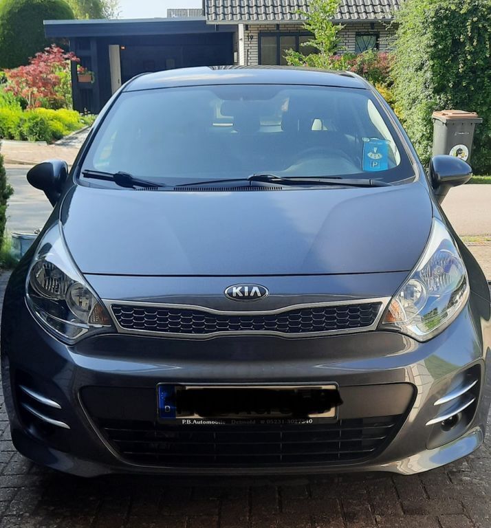 Grau Gebraucht 2016 Kia Rio Limousine | 7.699 € (Fairer Preis) - Bild 1/4