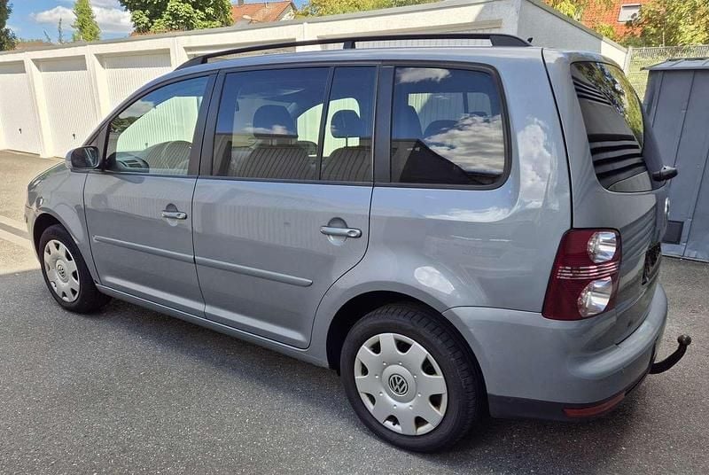 Grau Gebraucht 2009 VW Touran Trendline Van / Kleinbus | 2.950 € (Guter Preis) - Bild 1/4