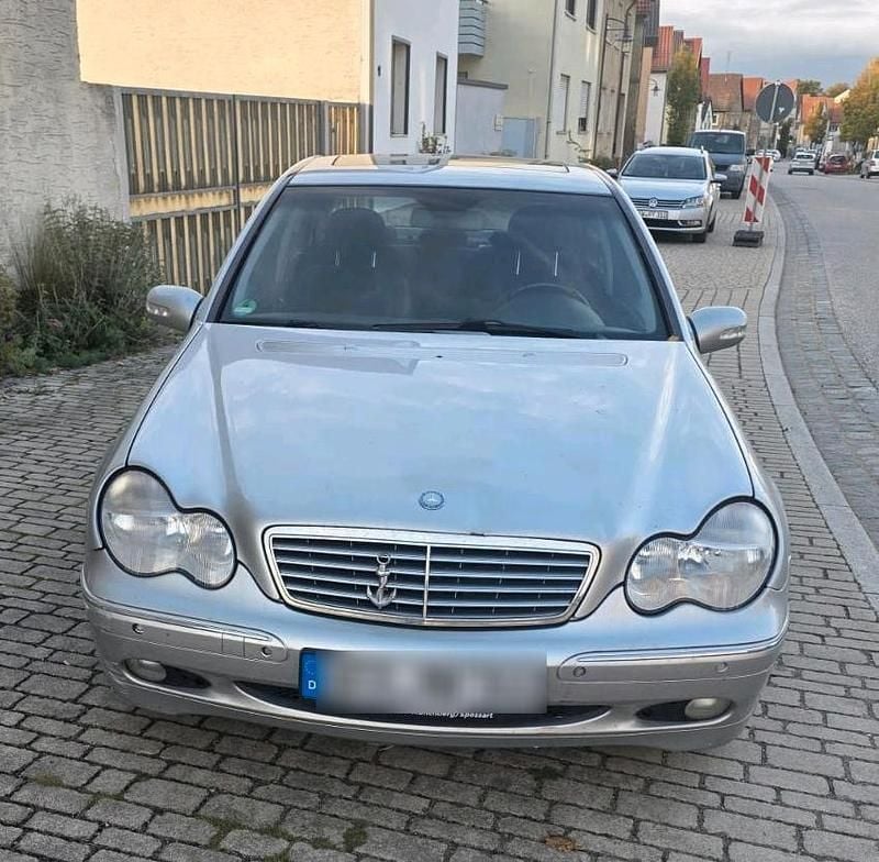 Grau Gebraucht 2002 Mercedes C220 Limousine | 1.300 € - Bild 1/4