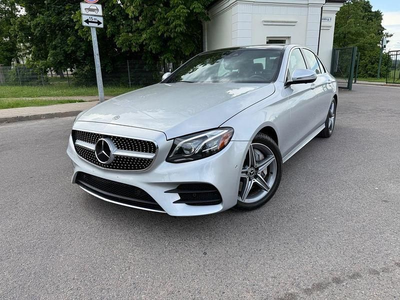 Silber Gebraucht 2018 Mercedes E400 Limousine | 29.900 € (Superpreis) - Bild 1/4