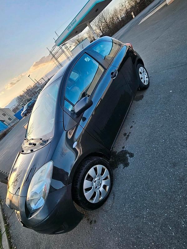 Gebraucht Toyota Yaris 69 PS (50 kW) 2010 Schwarz Kleinwagen
