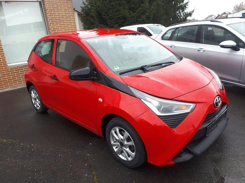 Gebraucht Toyota Aygo 72 PS (52 kW) 2018 Rot Kleinwagen