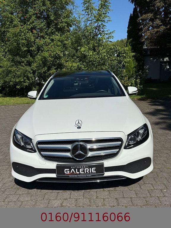 Weiß Gebraucht 2018 Mercedes E450 Avantgarde Limousine | 34.790 € (Fairer Preis) - Bild 1/4