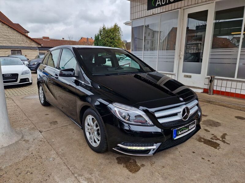 Schwarz Gebraucht 2015 Mercedes B180 Van / Kleinbus | 12.999 € (Fairer Preis) - Bild 1/4