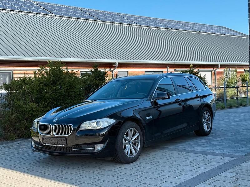 Schwarz Gebraucht 2013 BMW 520 Kombi | 9.900 € (Superpreis) - Bild 1/4