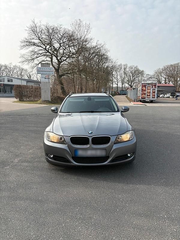 Gebraucht BMW 318 143 PS (105 kW) 2009 Grau Kombi