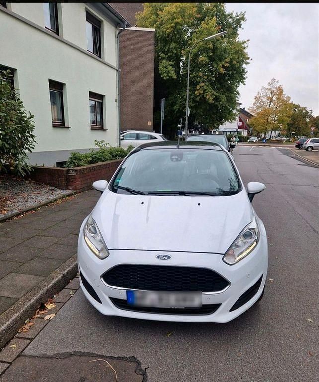 Weiß Gebraucht 2016 Ford Fiesta SYNC Edition Kleinwagen | 5.900 € (Fairer Preis) - Bild 1/4