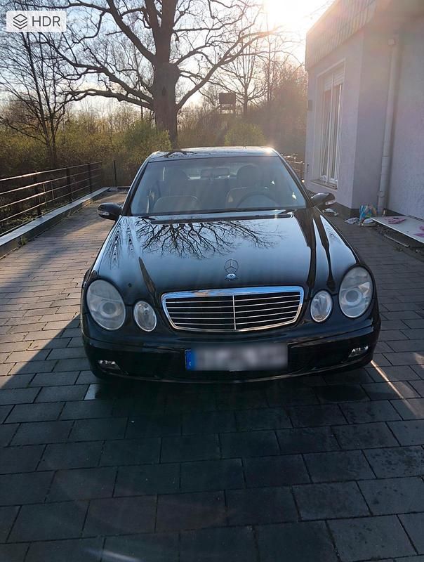 Schwarz Gebraucht 2004 Mercedes E320 Limousine | 4.900 € - Bild 1/4