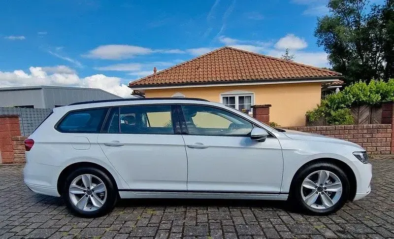 Gebraucht VW Passat Basis 122 PS (89 kW) 2023 Weiß Kombi